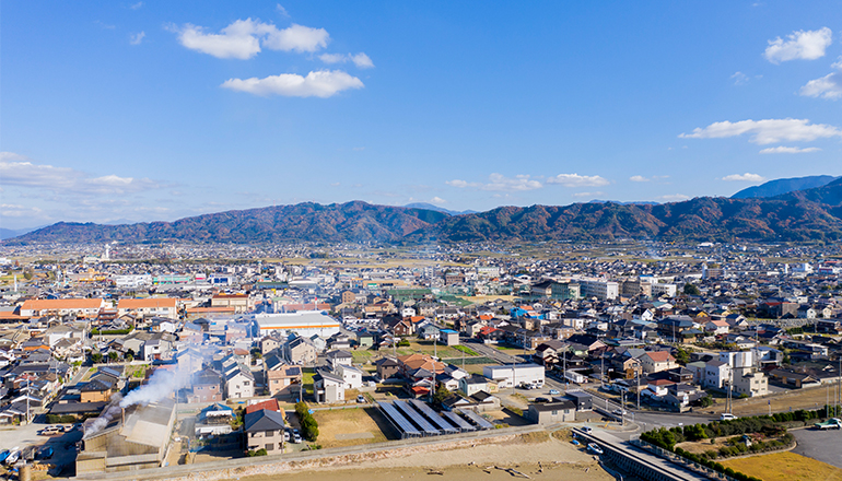 新居浜東高等学校から山側を写したドローン写真