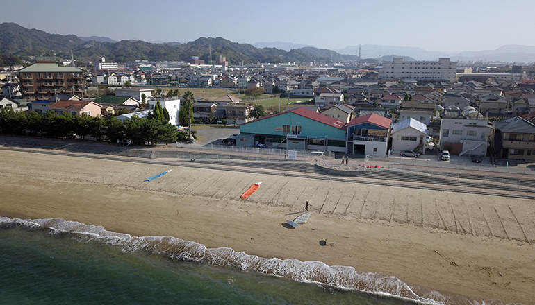 松山市堀江のマリンスポーツ施設の外観の空撮と海水浴場