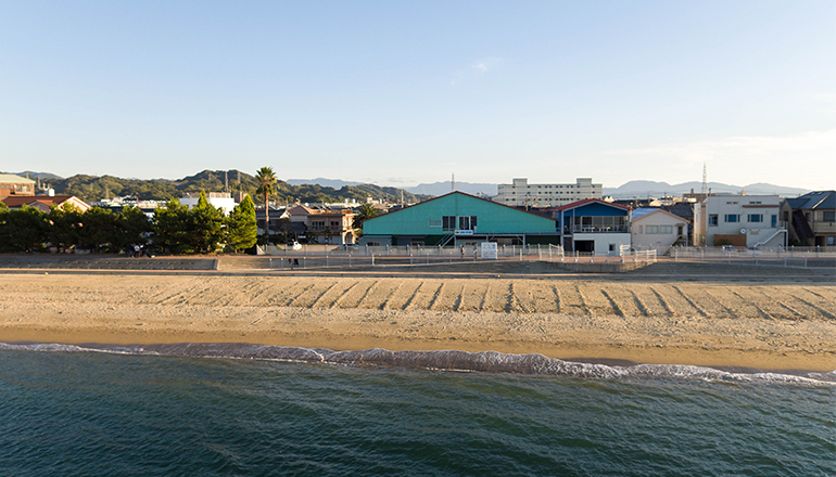 松山市堀江のマリンスポーツ施設の外観と海水浴場