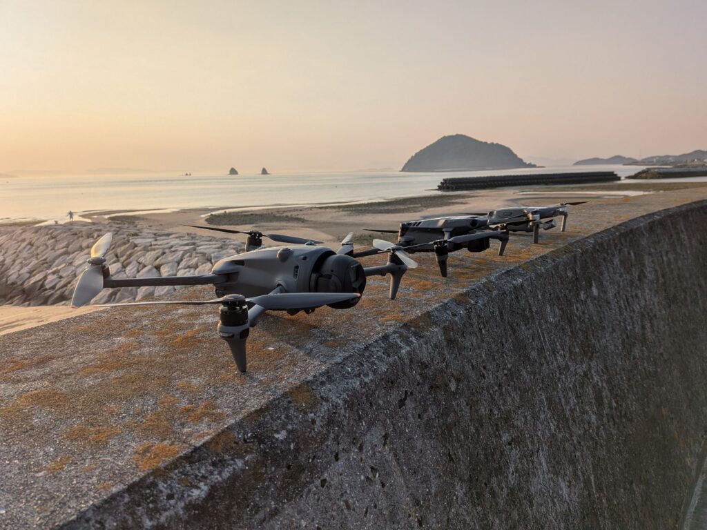 海を背景にしたドローンの機体3機