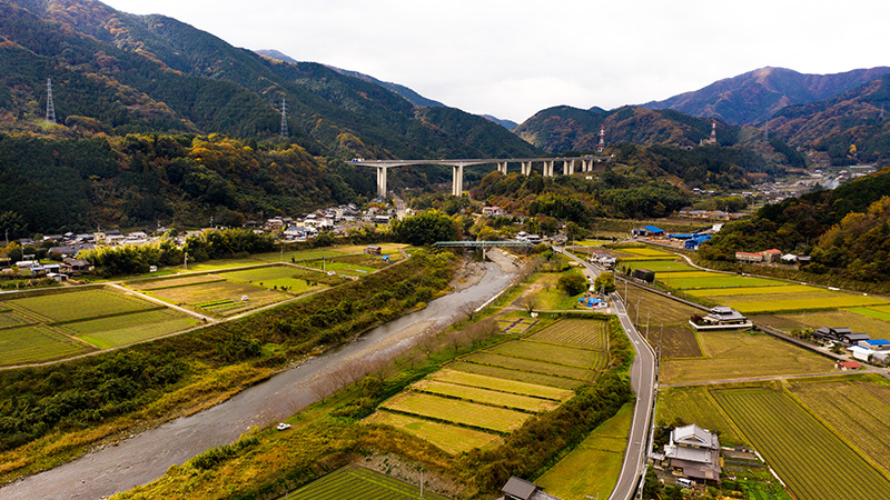 愛媛県西条市丹原の中山川と高速道路