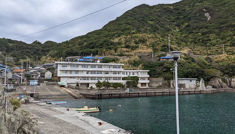 鵜来島の廃校の写真